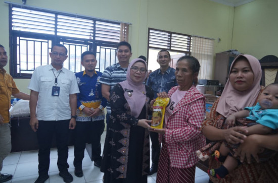 Wakil Bupati Kampar Pantau Langsung Penyaluran Bantuan Pangan di Desa Petapahan Kecamatan Tapung