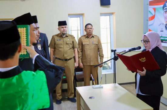 Wakil Bupati Kampar Dr. Misharti Lantik dan Ambil Sumpah Dua Pejabat Administrator di Lingkungan Pemerintah Kabupaten Kampar. 