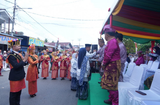 Bupati dan Wakil Bupati Kampar Ikuti Pawai Ta’aruf MTQ ke-44 Tingkat Provinsi Riau di Kabupaten Kuantan Singingi