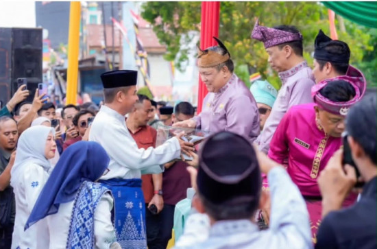 Serahkan Miniatur Al-Qur'an dan Tasbih pada Pawai Ta'aruf, Bupati Kampar: Simbol Masyarakat Taat Beragama dan Jati Diri Negeri Agamis