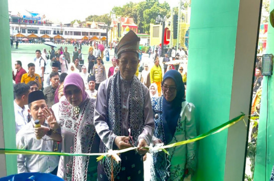 Tampilkan Kuliner Khas Kampar, Menteri Agama RI Resmikan Stand Bazar Kampar dengan Pengguntingan Pita pada MTQ ke-44 Provinsi Riau