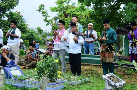 Dampingi Bupati, Kadis Kominfosan Kampar Hadiri Pelepasan Ziarah Kubur Ayi Ayo Onam